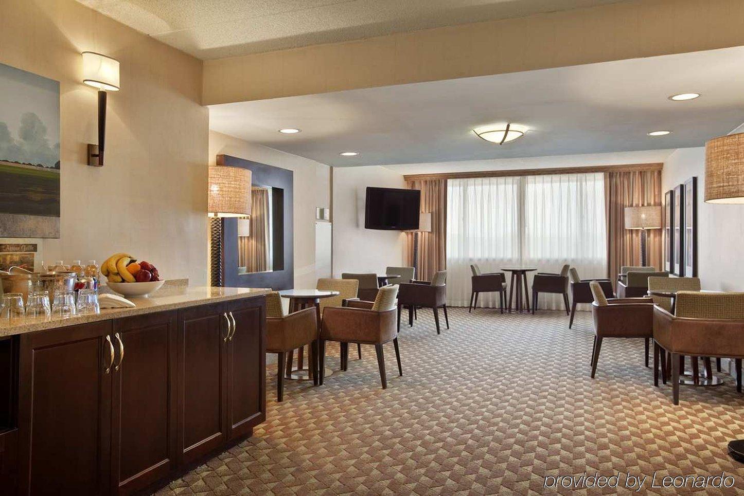 Embassy Suites By Hilton Columbus Restaurant photo